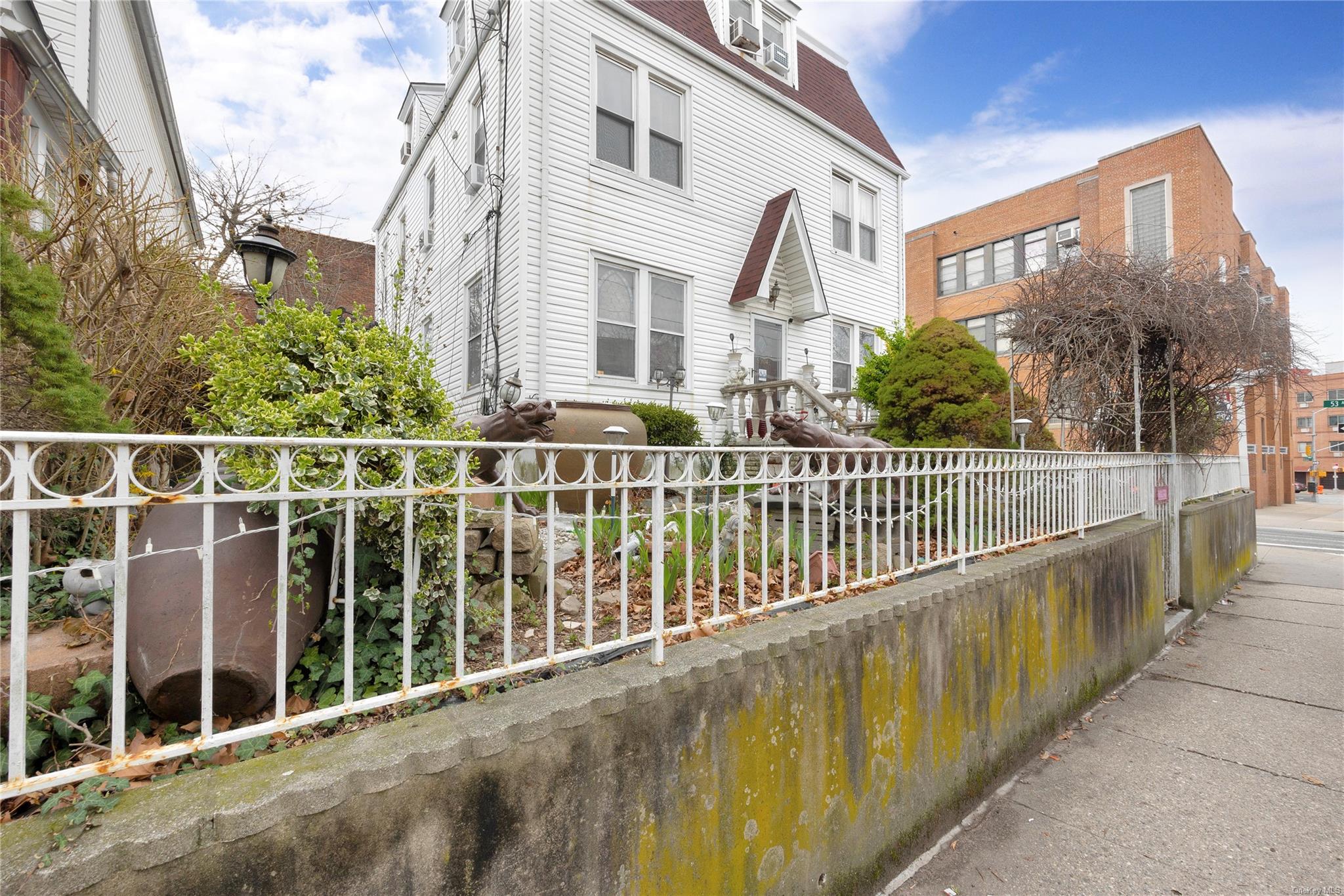 Elmhurst, New York, 11373, United States, ,7 BathroomsBathrooms,Residential,Pending,1825061