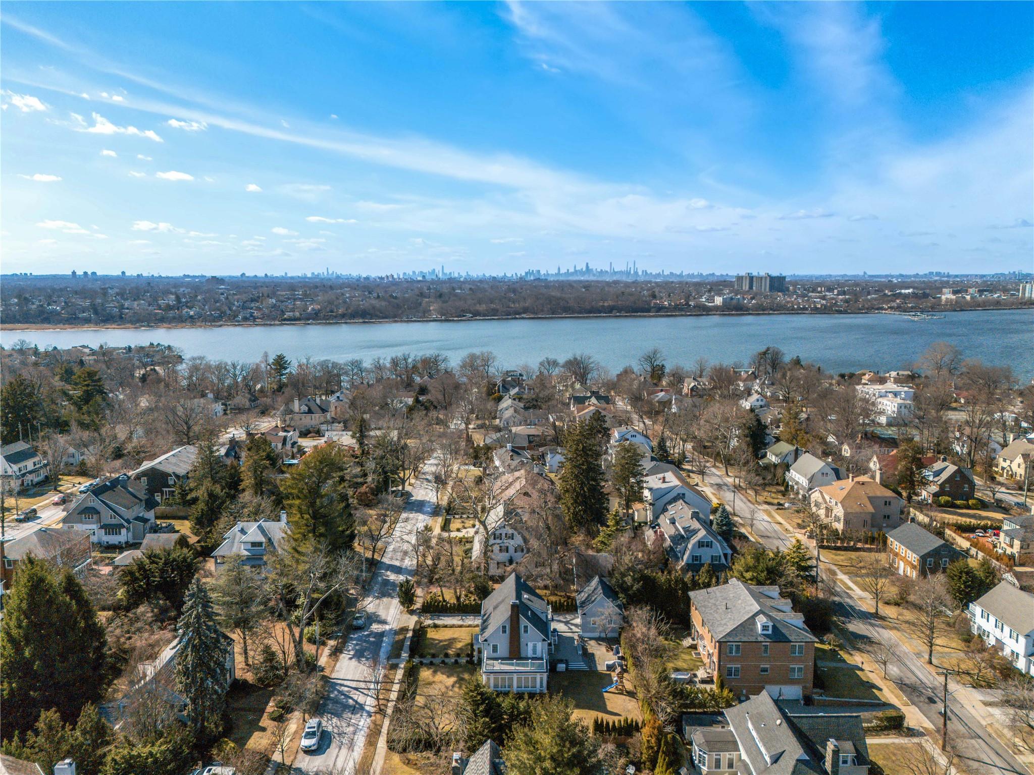 Douglaston, New York, 11363, United States, ,5 BathroomsBathrooms,Residential,Active,1741588