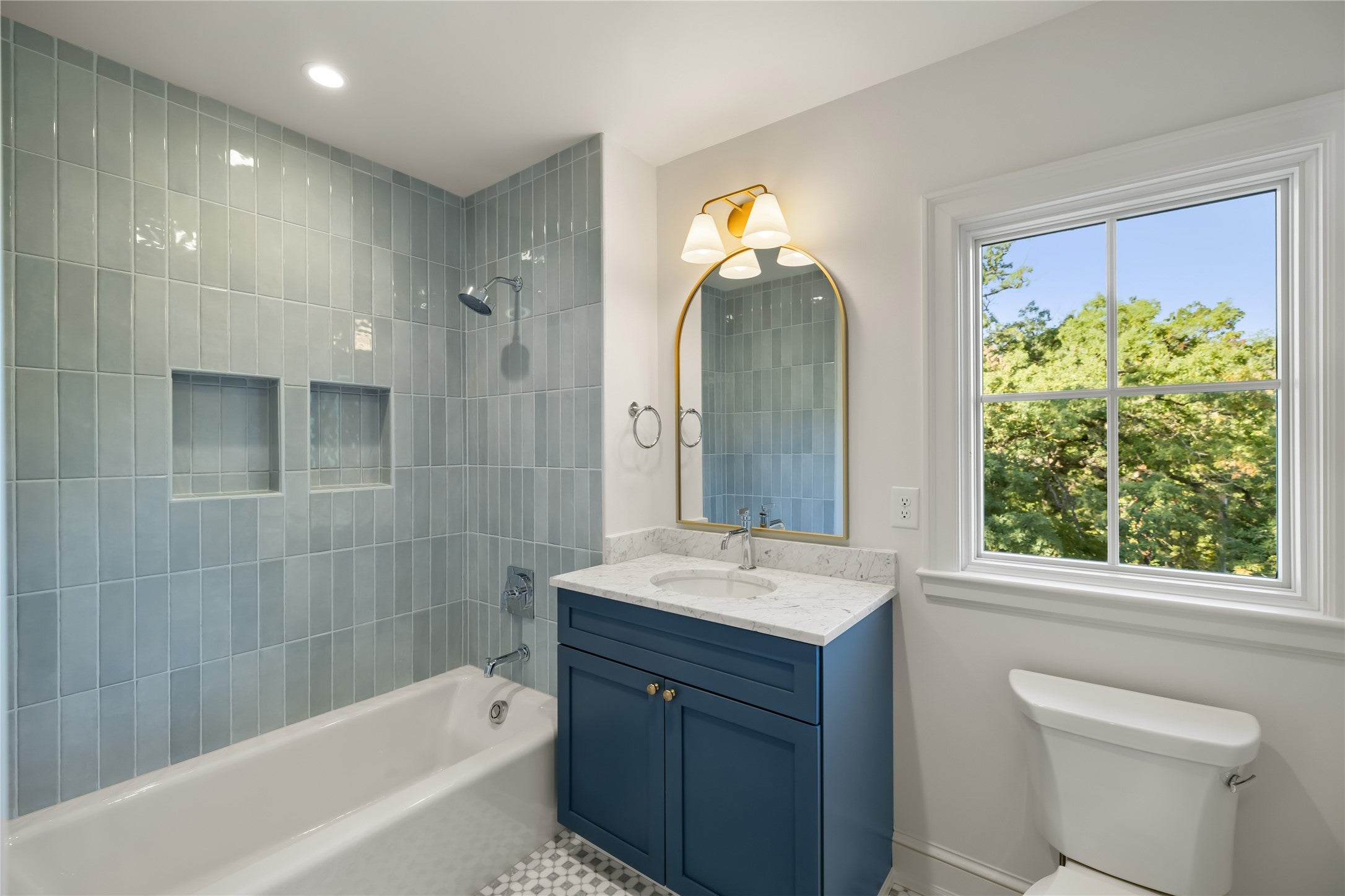 Des Moines, Iowa, 50312, United States, 5 Bedrooms Bedrooms, ,6 BathroomsBathrooms,Residential,Active,1963392