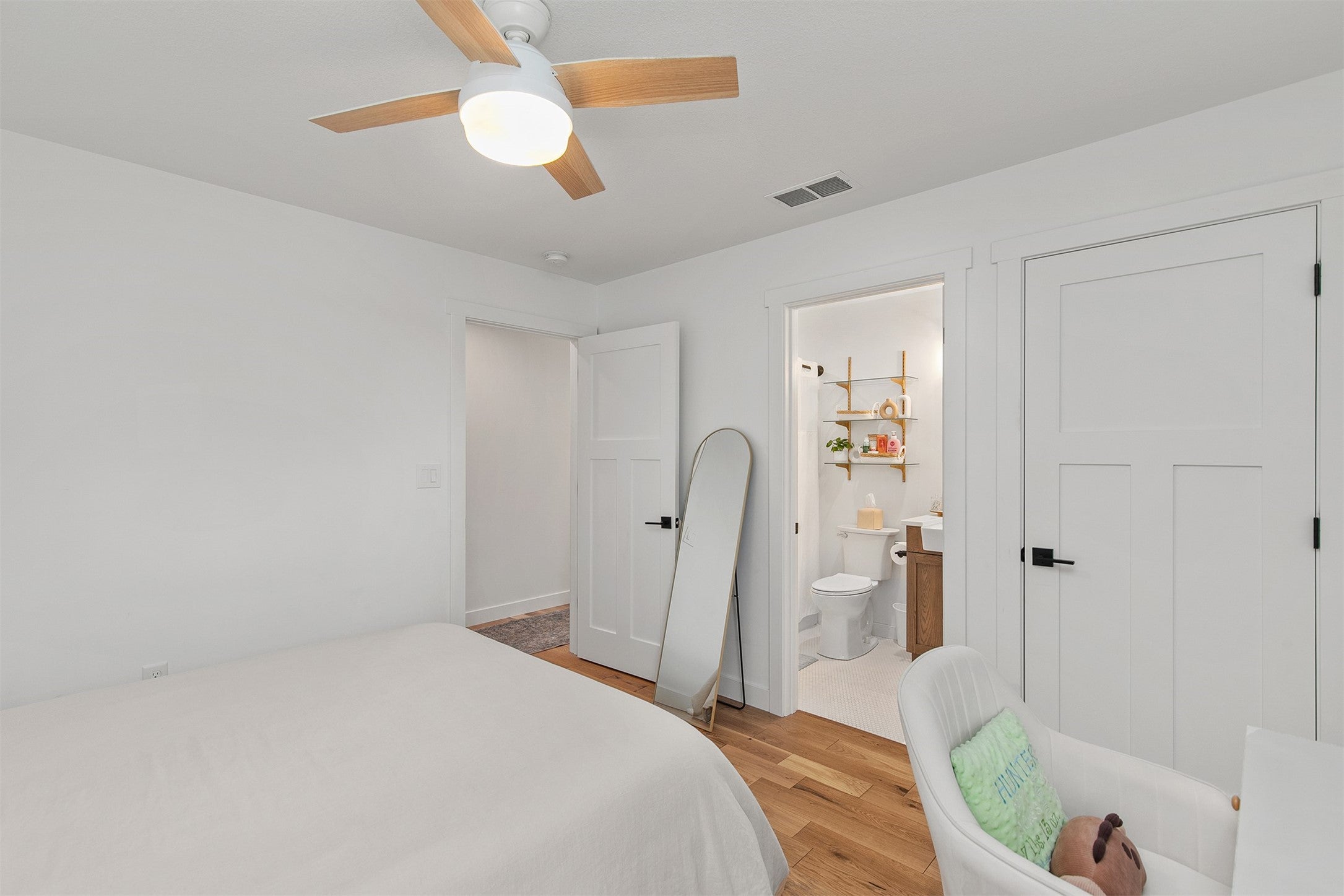 Winterset, Iowa, 50273, United States, 5 Bedrooms Bedrooms, ,5 BathroomsBathrooms,Residential,Active,1952277