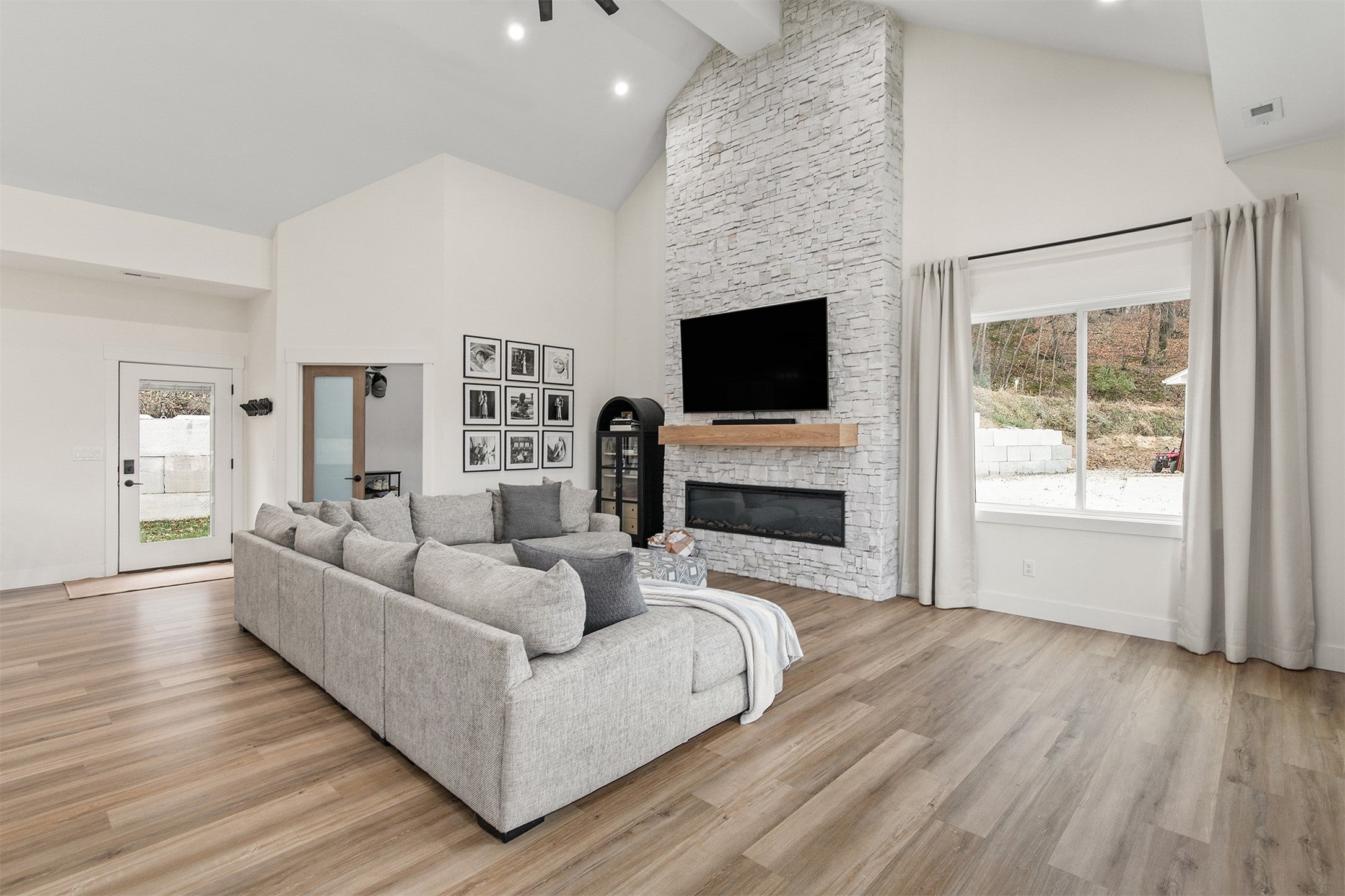 Adel, Iowa, 50003, United States, 3 Bedrooms Bedrooms, ,2 BathroomsBathrooms,Residential,Active,2009856