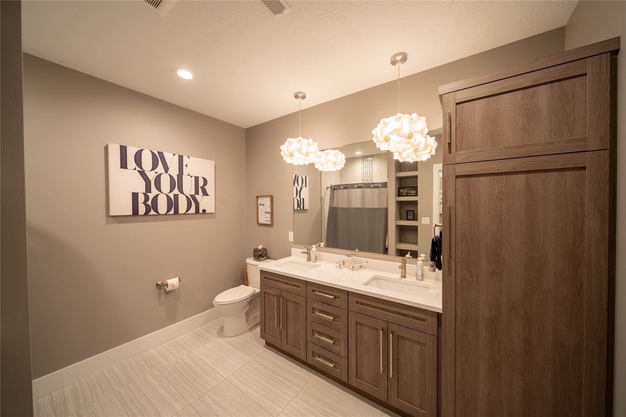 Spirit Lake, Iowa, 51360, United States, 7 Bedrooms Bedrooms, ,6 BathroomsBathrooms,Residential,Active,2007135