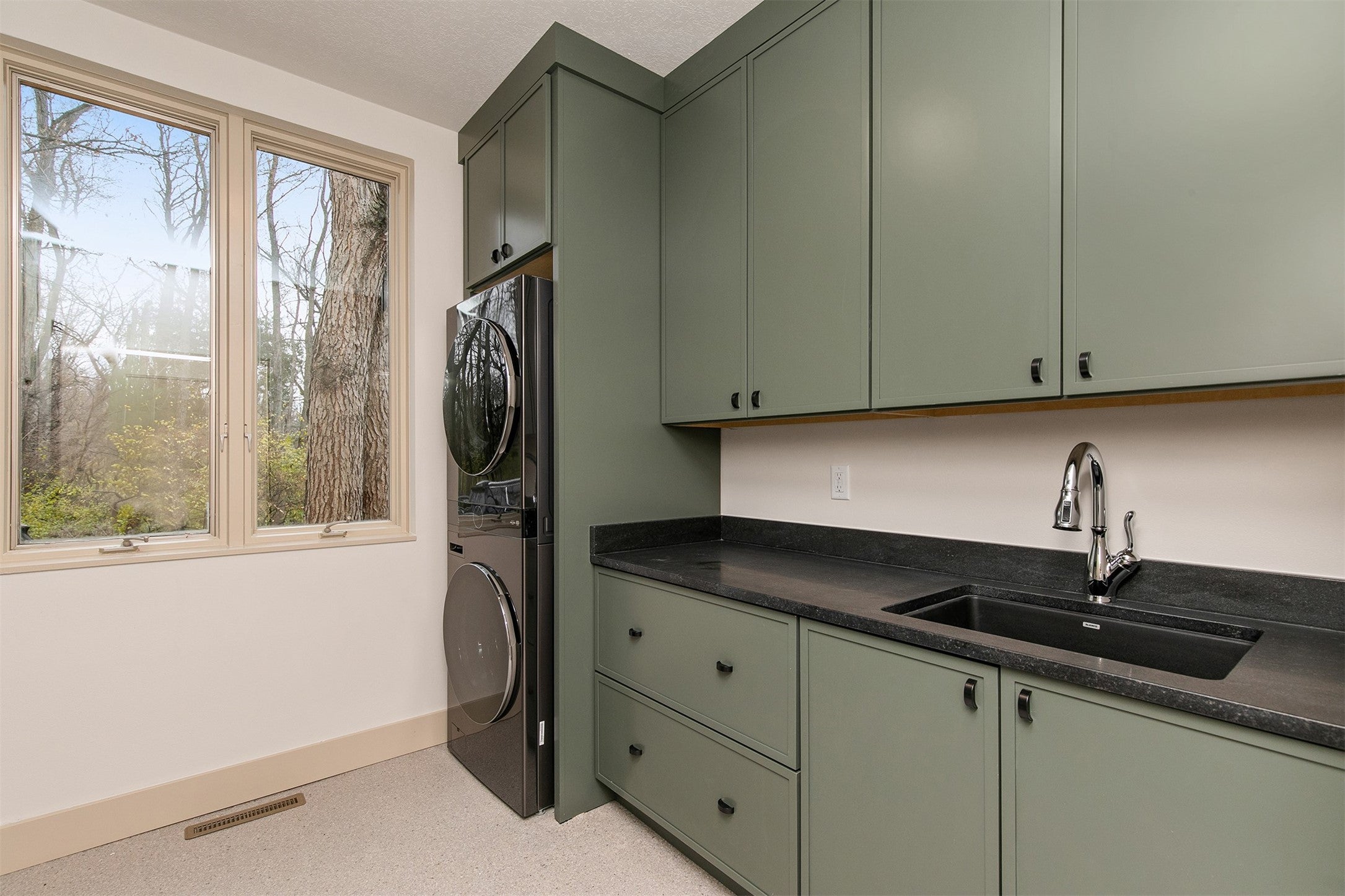 Ankeny, Iowa, 50023, United States, 5 Bedrooms Bedrooms, ,4 BathroomsBathrooms,Residential,Active,1998590