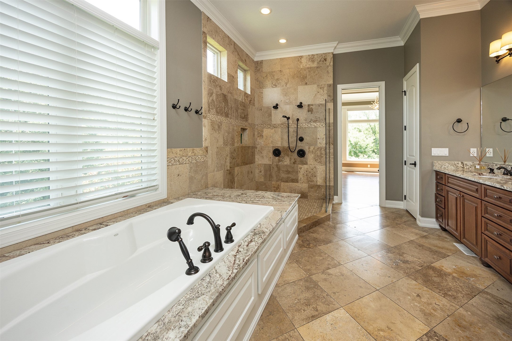 Urbandale, Iowa, 50323, United States, 5 Bedrooms Bedrooms, ,6 BathroomsBathrooms,Residential,Active,1876873