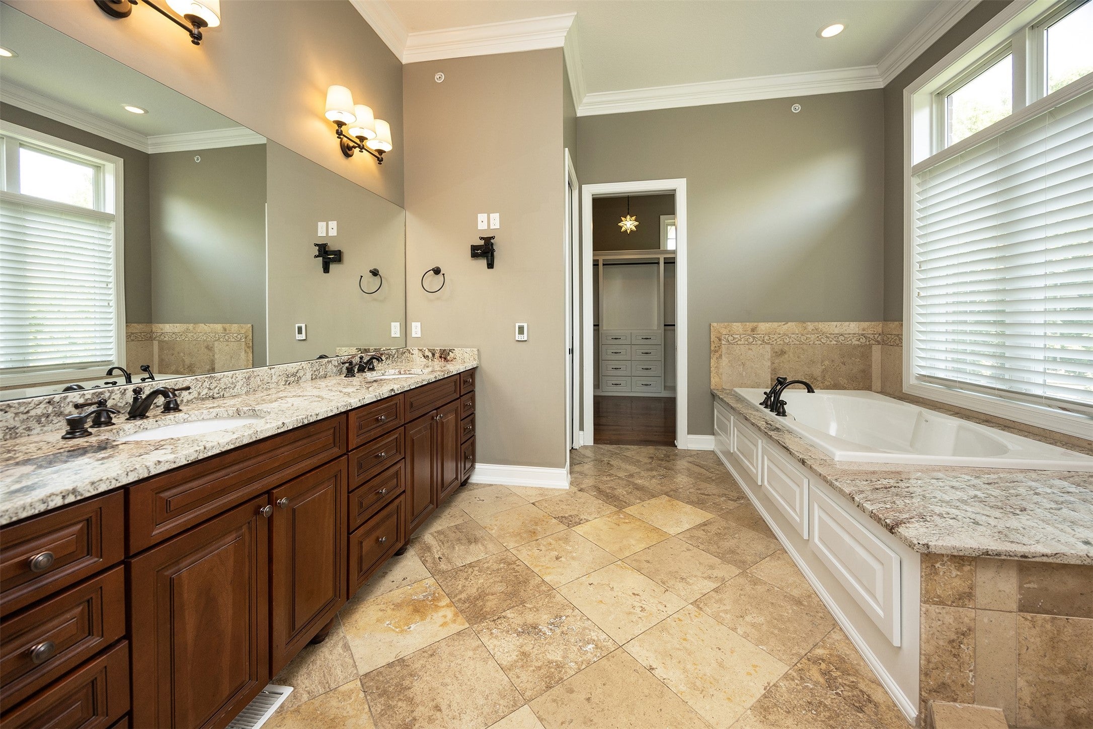 Urbandale, Iowa, 50323, United States, 5 Bedrooms Bedrooms, ,6 BathroomsBathrooms,Residential,Active,1876873