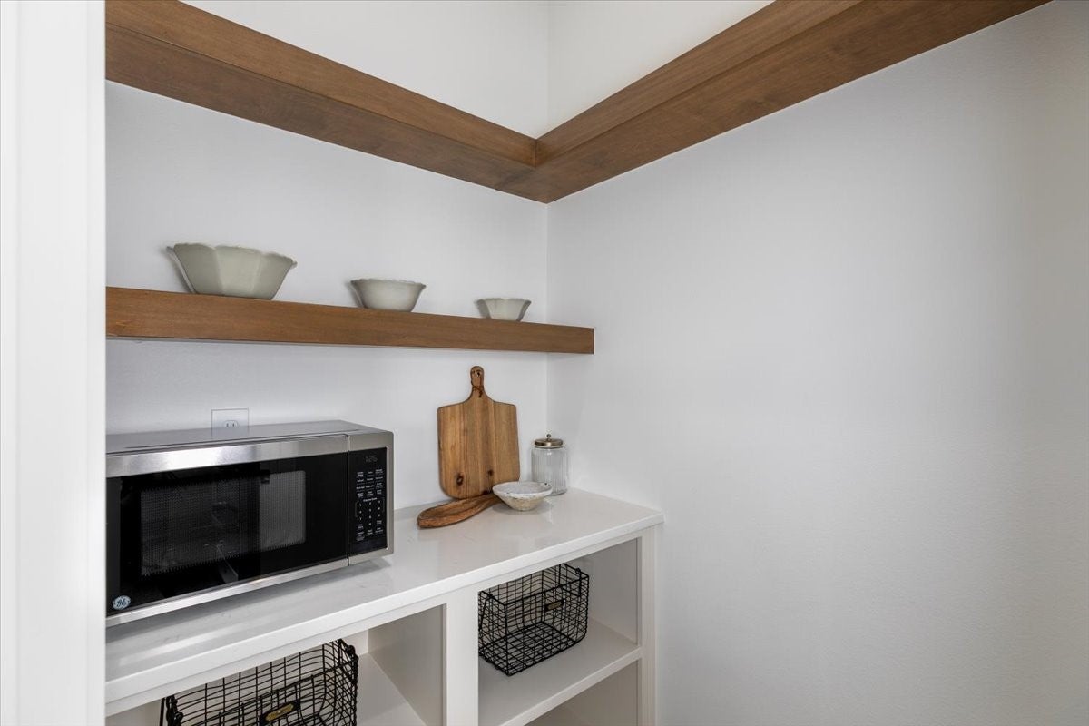 Ellston, Iowa, 50074, United States, 5 Bedrooms Bedrooms, ,3 BathroomsBathrooms,Residential,Active,1742141