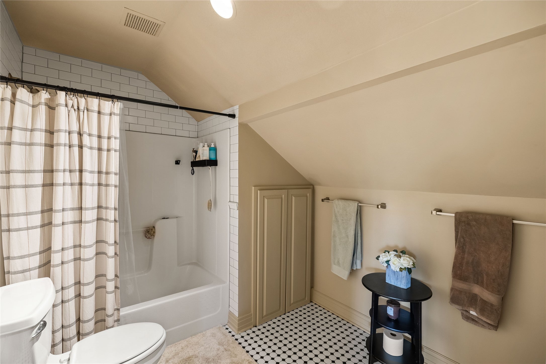 Ankeny, Iowa, 50021, United States, 5 Bedrooms Bedrooms, ,6 BathroomsBathrooms,Residential,Active,1839440