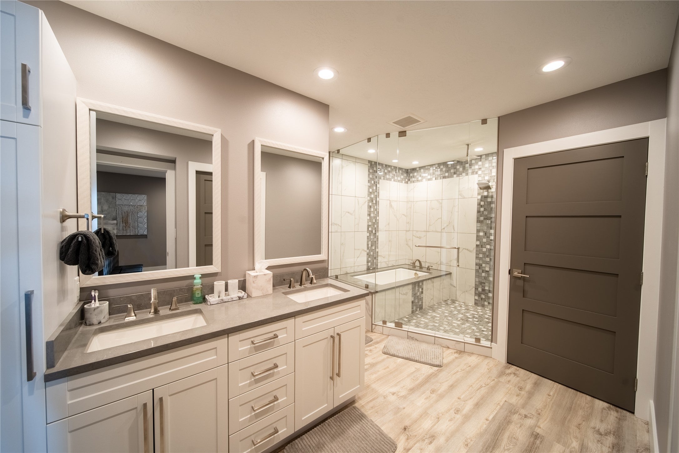 Spirit Lake, Iowa, 51360, United States, 7 Bedrooms Bedrooms, ,6 BathroomsBathrooms,Residential,Active,2007135