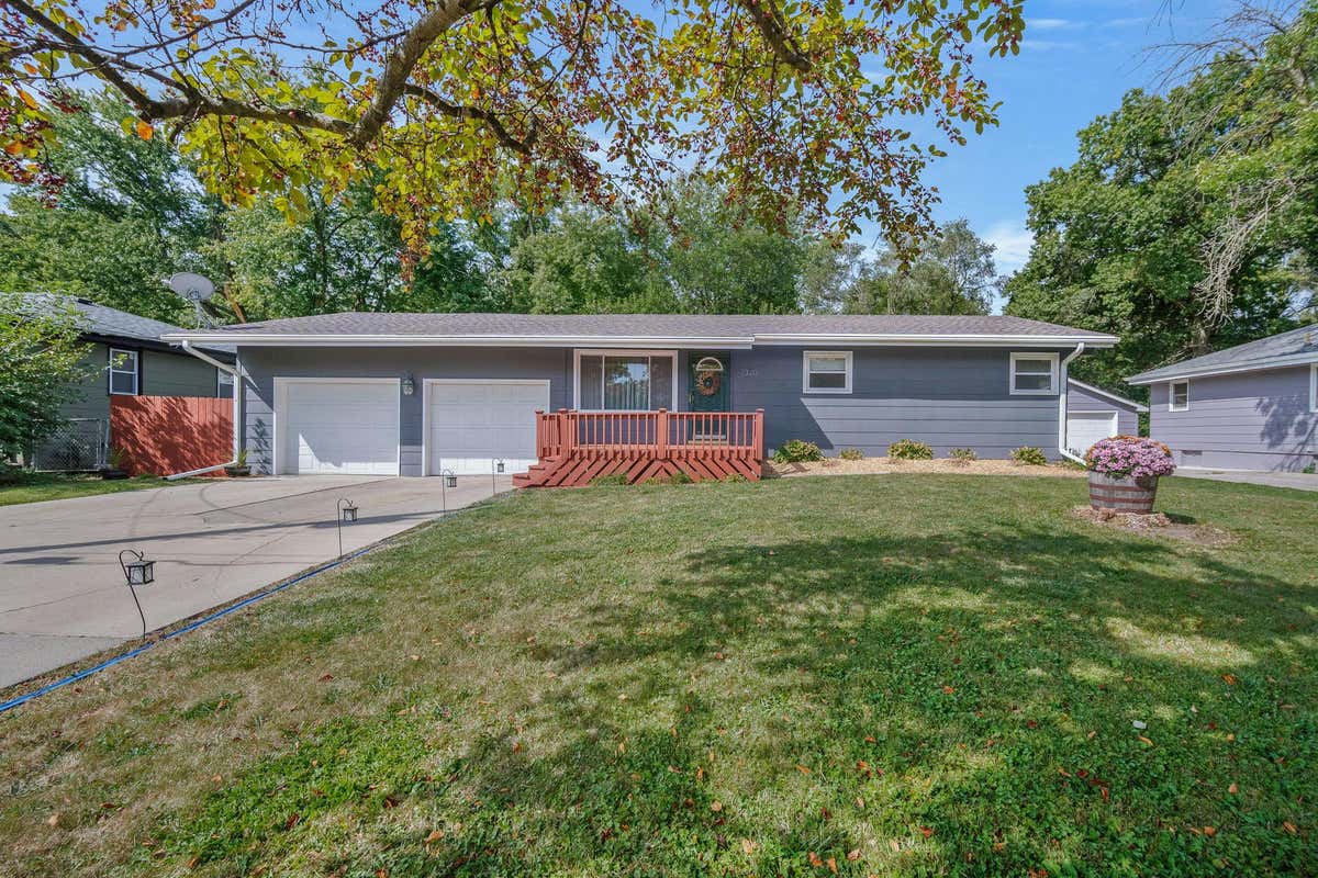 7320 SOUTHVIEW DR, DES MOINES, IA 50315, photo 1 of 30