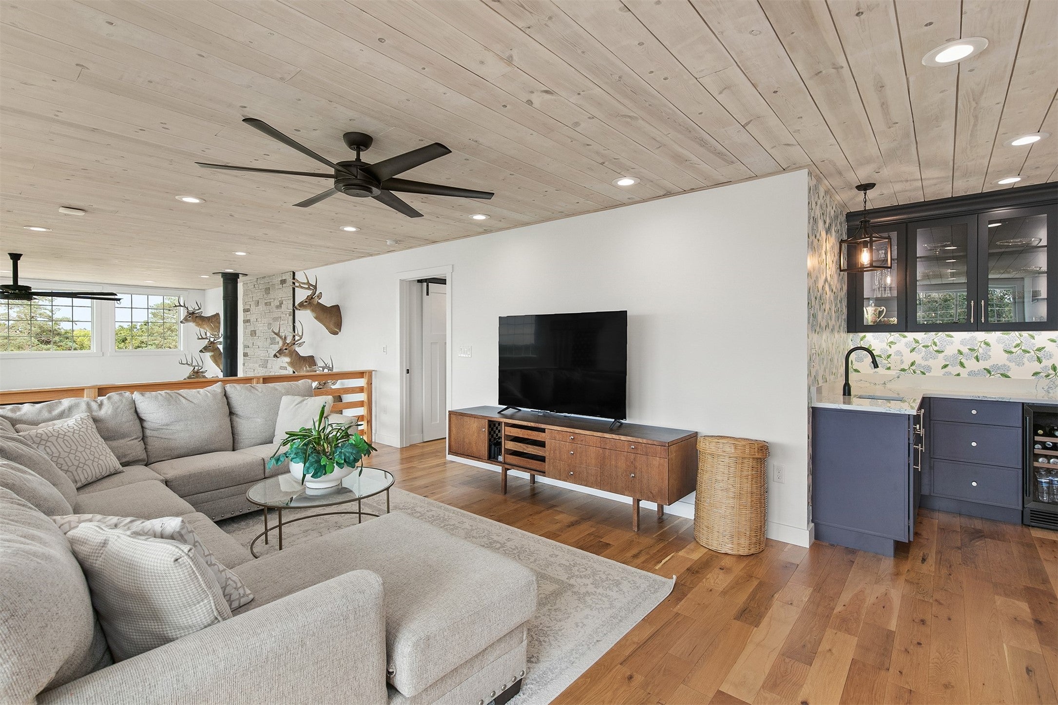 Winterset, Iowa, 50273, United States, 5 Bedrooms Bedrooms, ,5 BathroomsBathrooms,Residential,Active,1952277