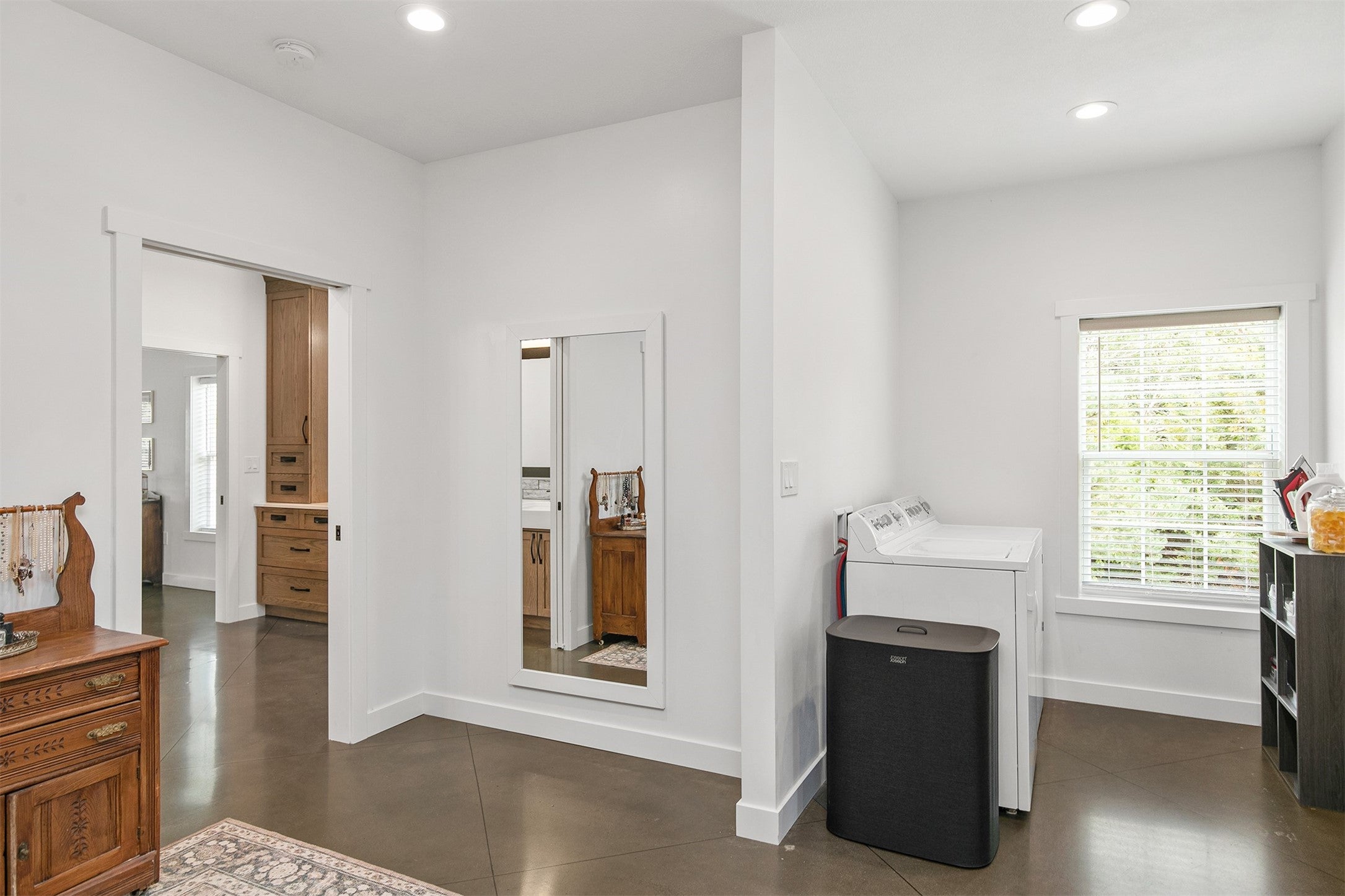 Winterset, Iowa, 50273, United States, 5 Bedrooms Bedrooms, ,5 BathroomsBathrooms,Residential,Active,1952277