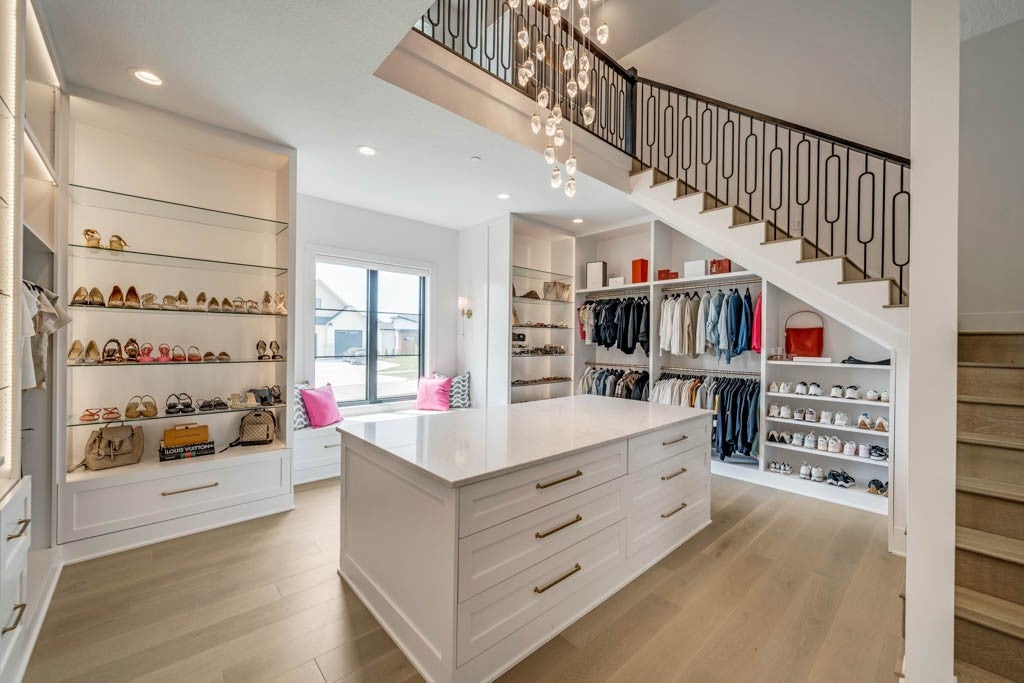 Clive, Iowa, 50325, United States, 5 Bedrooms Bedrooms, ,6 BathroomsBathrooms,Residential,Active,1909646