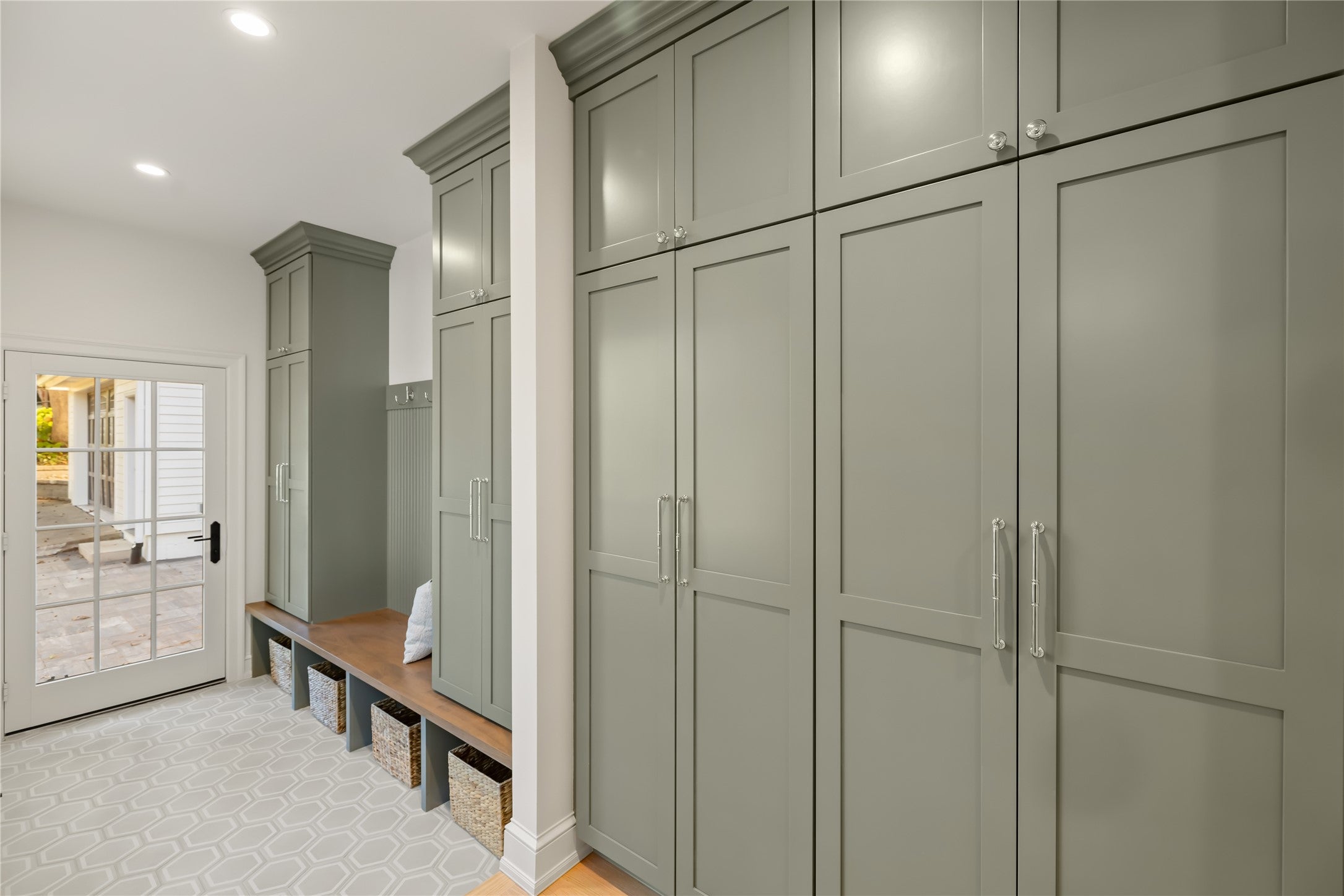 Des Moines, Iowa, 50312, United States, 5 Bedrooms Bedrooms, ,6 BathroomsBathrooms,Residential,Active,1963392