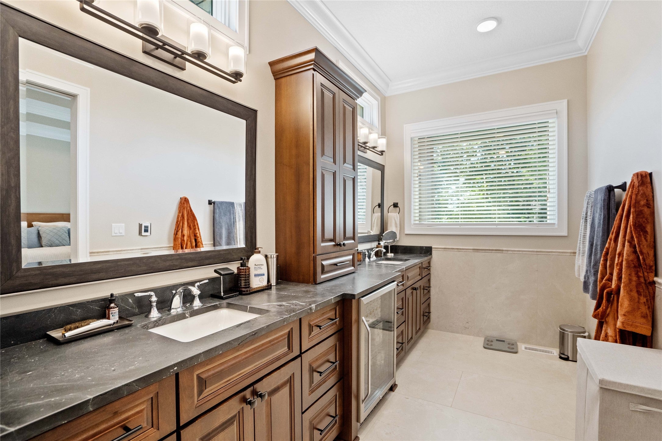 Urbandale, Iowa, 50323, United States, 5 Bedrooms Bedrooms, ,6 BathroomsBathrooms,Residential,Active,2030589