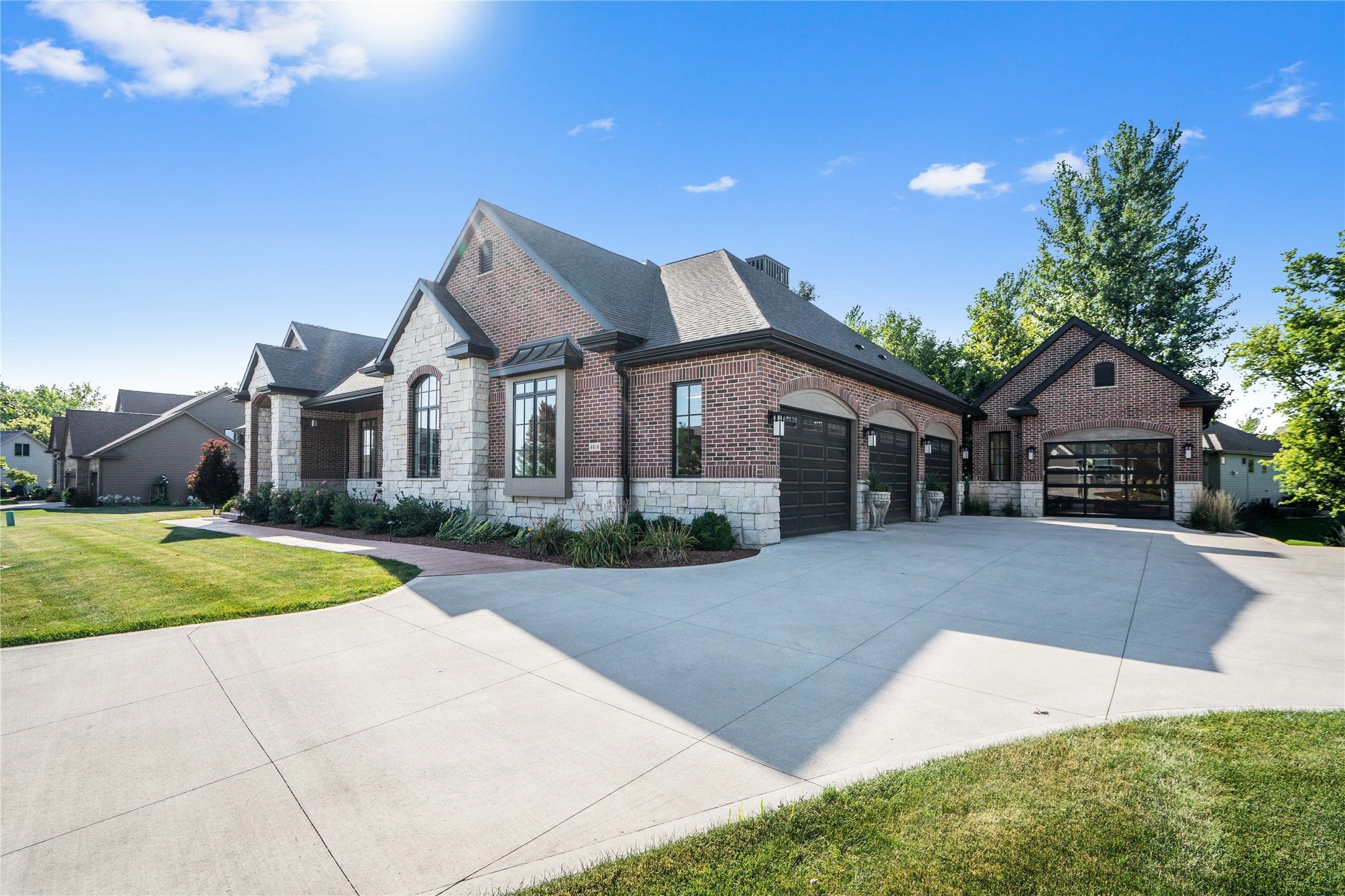 Urbandale, Iowa, 50323, United States, 2 Bedrooms Bedrooms, ,3 BathroomsBathrooms,Residential,Active,1927668
