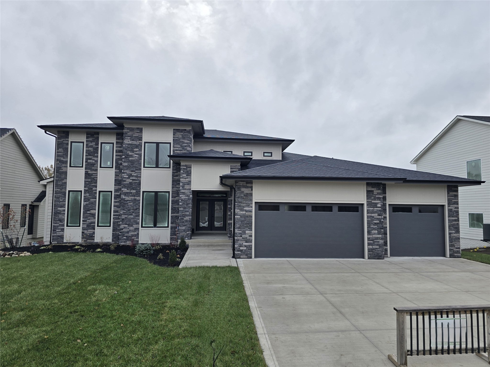 Urbandale, Iowa, 50323, United States, 6 Bedrooms Bedrooms, ,6 BathroomsBathrooms,Residential,Active,1869122