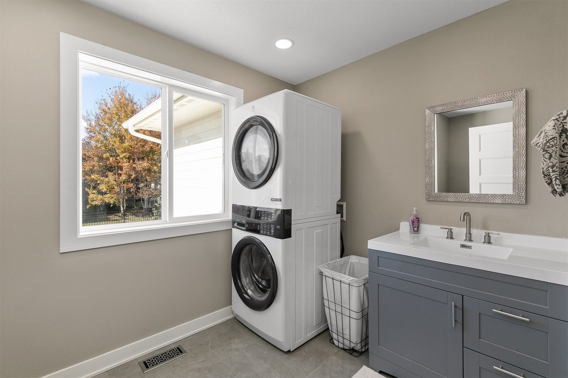 Clive, Iowa, 50325, United States, 5 Bedrooms Bedrooms, ,6 BathroomsBathrooms,Residential,Active,1993639