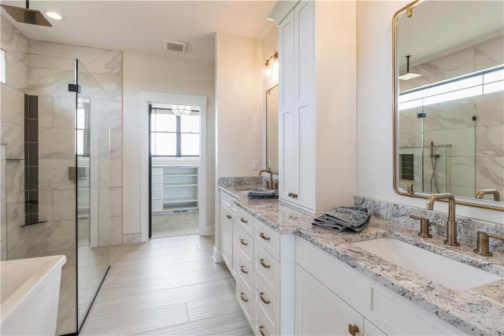 Winterset, Iowa, 50273, United States, 5 Bedrooms Bedrooms, ,5 BathroomsBathrooms,Residential,Active,1704545