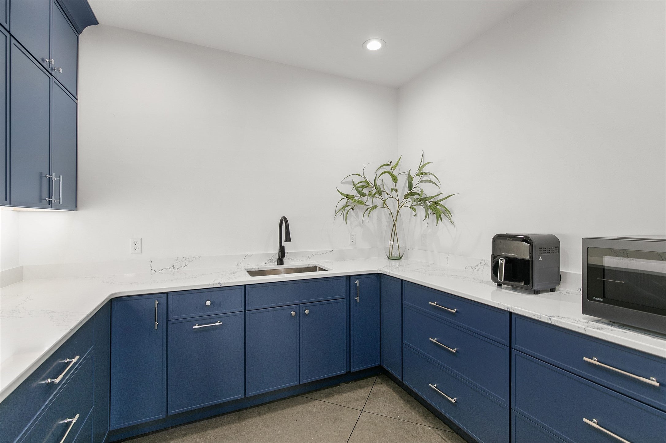 Winterset, Iowa, 50273, United States, 5 Bedrooms Bedrooms, ,5 BathroomsBathrooms,Residential,Active,1952277