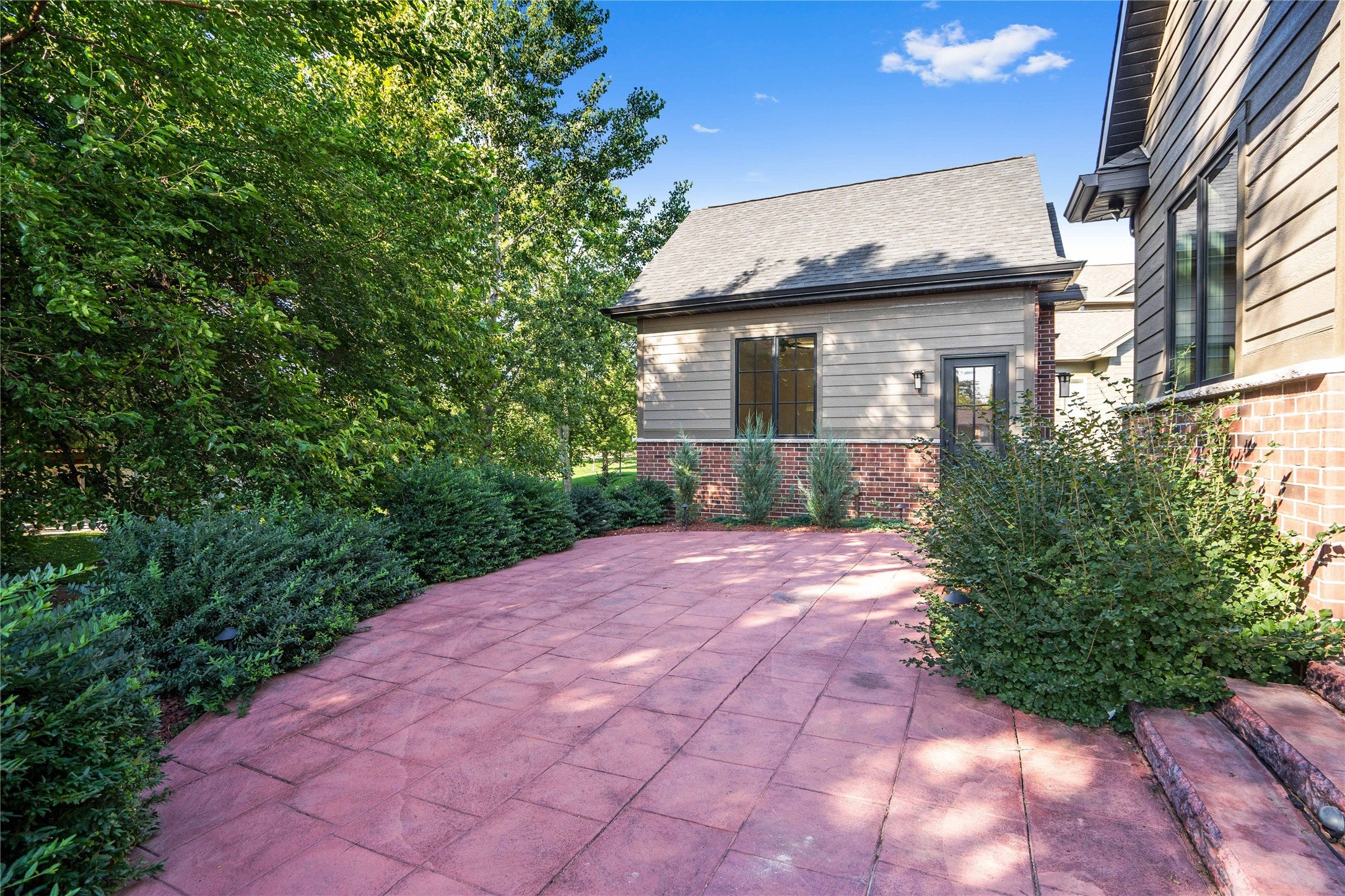 Urbandale, Iowa, 50323, United States, 5 Bedrooms Bedrooms, ,6 BathroomsBathrooms,Residential,Active,2030589