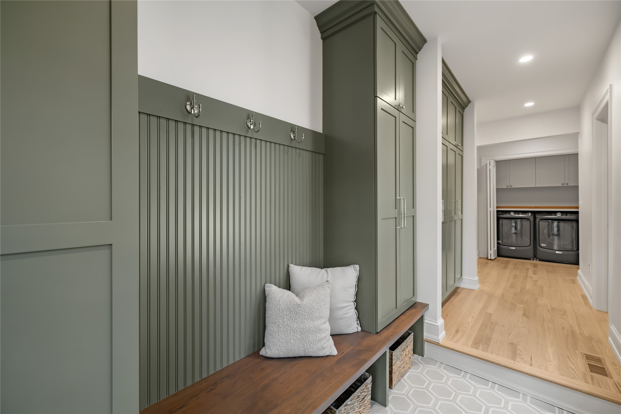 Des Moines, Iowa, 50312, United States, 5 Bedrooms Bedrooms, ,6 BathroomsBathrooms,Residential,Active,1963392