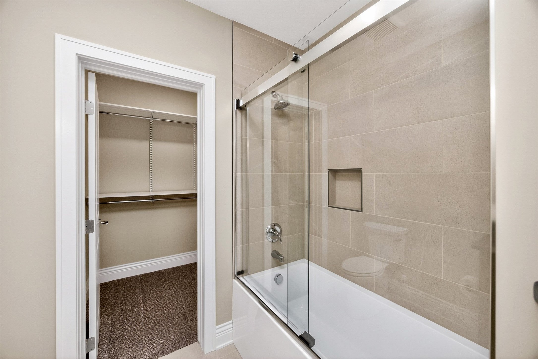 Urbandale, Iowa, 50323, United States, 5 Bedrooms Bedrooms, ,6 BathroomsBathrooms,Residential,Active,2030589