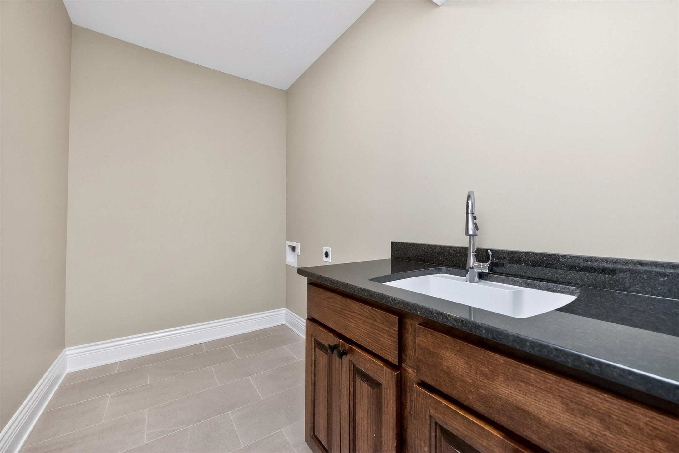 Urbandale, Iowa, 50323, United States, 5 Bedrooms Bedrooms, ,6 BathroomsBathrooms,Residential,Active,2030589