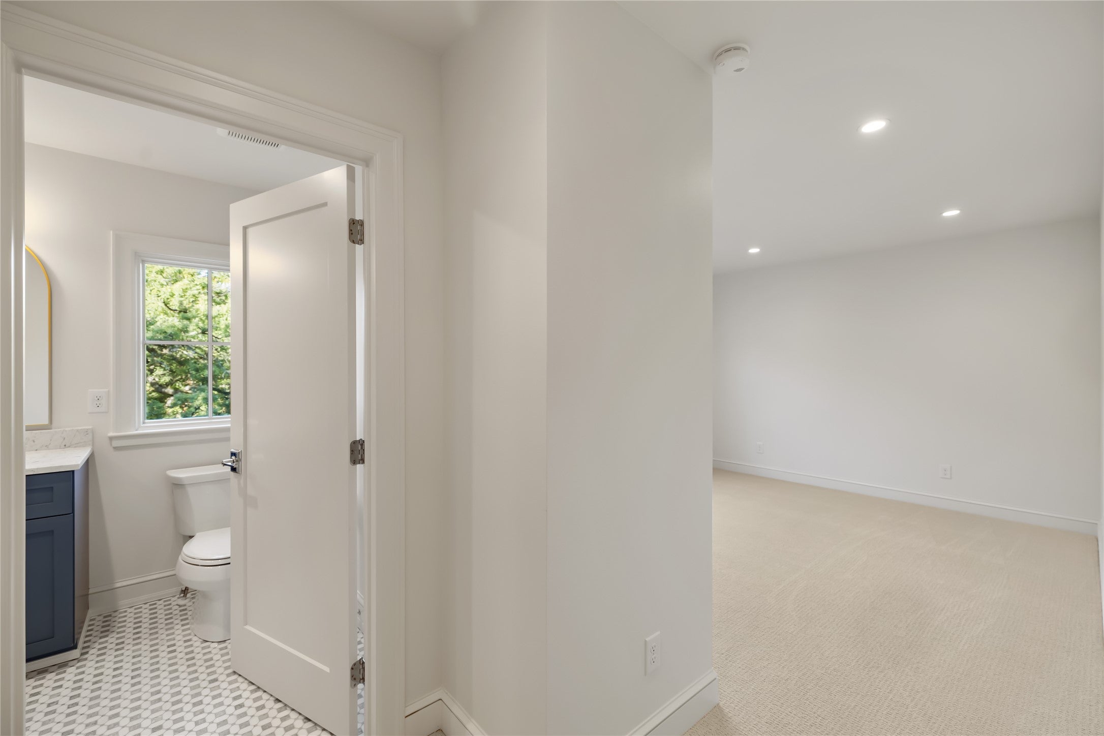 Des Moines, Iowa, 50312, United States, 5 Bedrooms Bedrooms, ,6 BathroomsBathrooms,Residential,Active,1963392