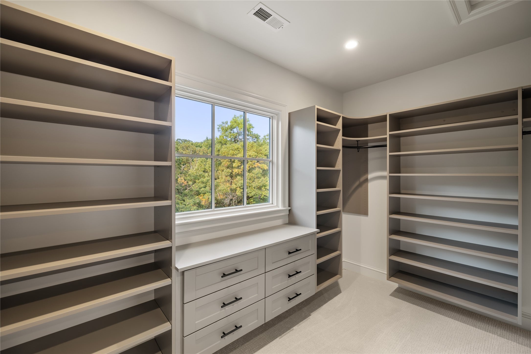 Des Moines, Iowa, 50312, United States, 5 Bedrooms Bedrooms, ,6 BathroomsBathrooms,Residential,Active,1963392