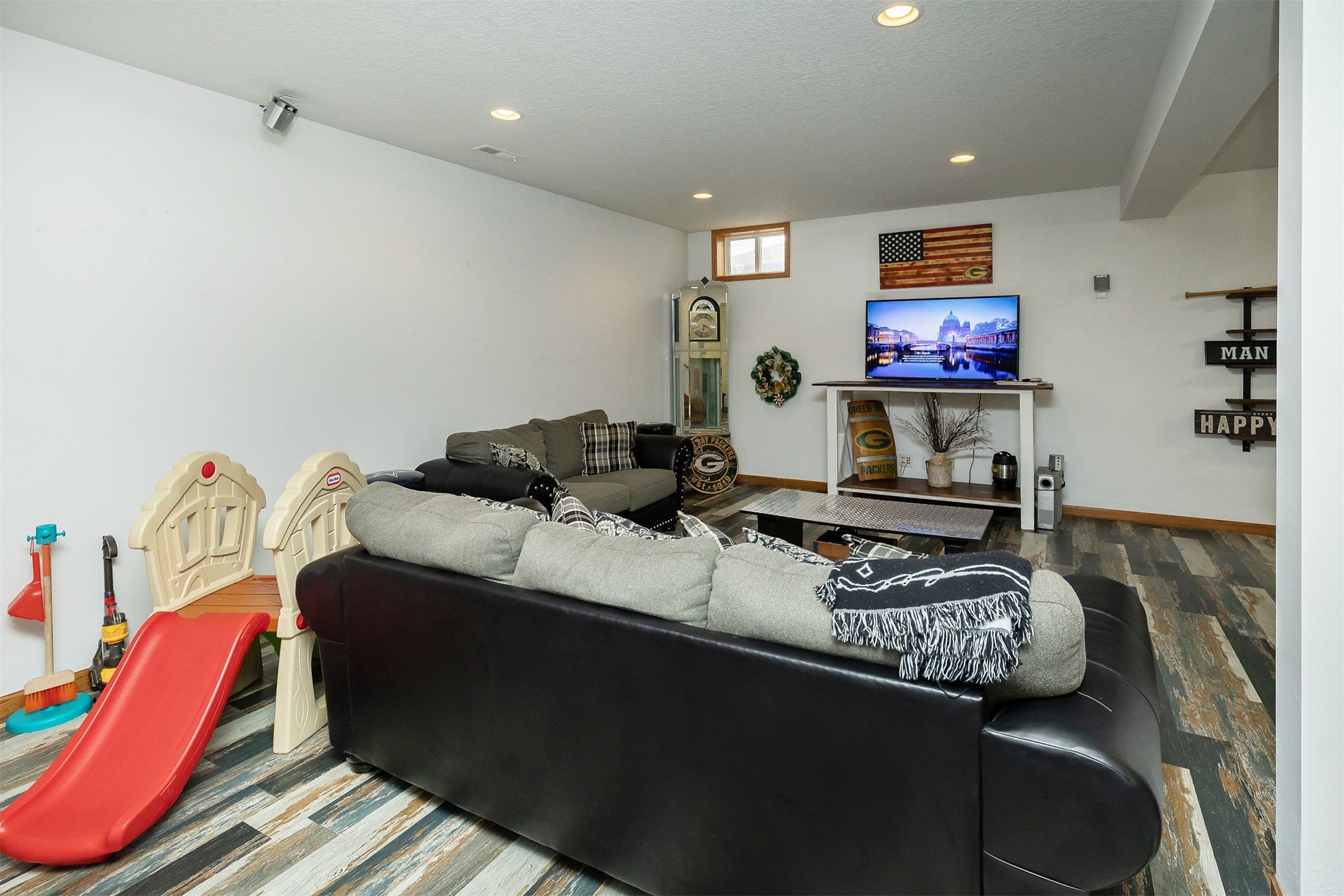 Johnston, Iowa, 50131, United States, 4 Bedrooms Bedrooms, ,3 BathroomsBathrooms,Residential,Active,1993960