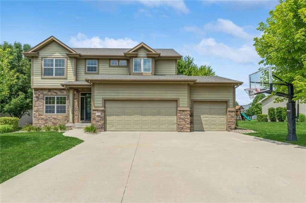 15203 RIDGEMONT DR, URBANDALE, IA 50323, photo 1 of 33