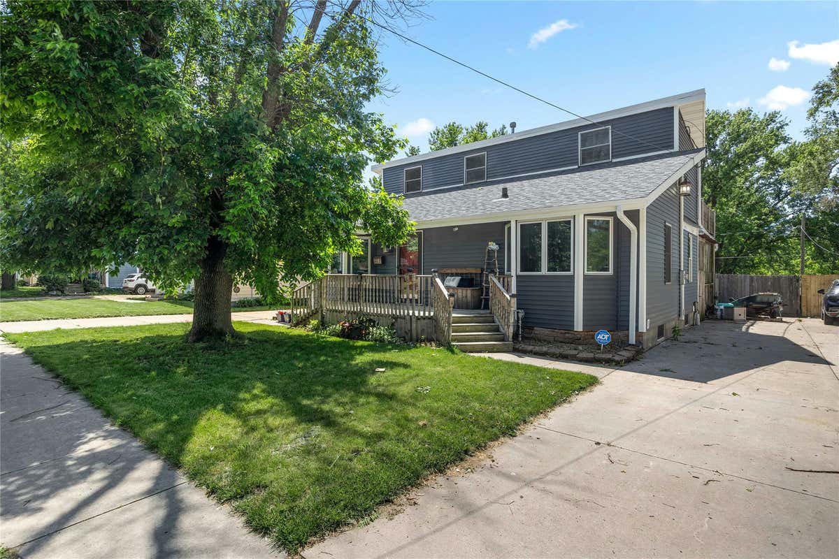 720 19TH ST, WEST DES MOINES, IA 50265, photo 1 of 30