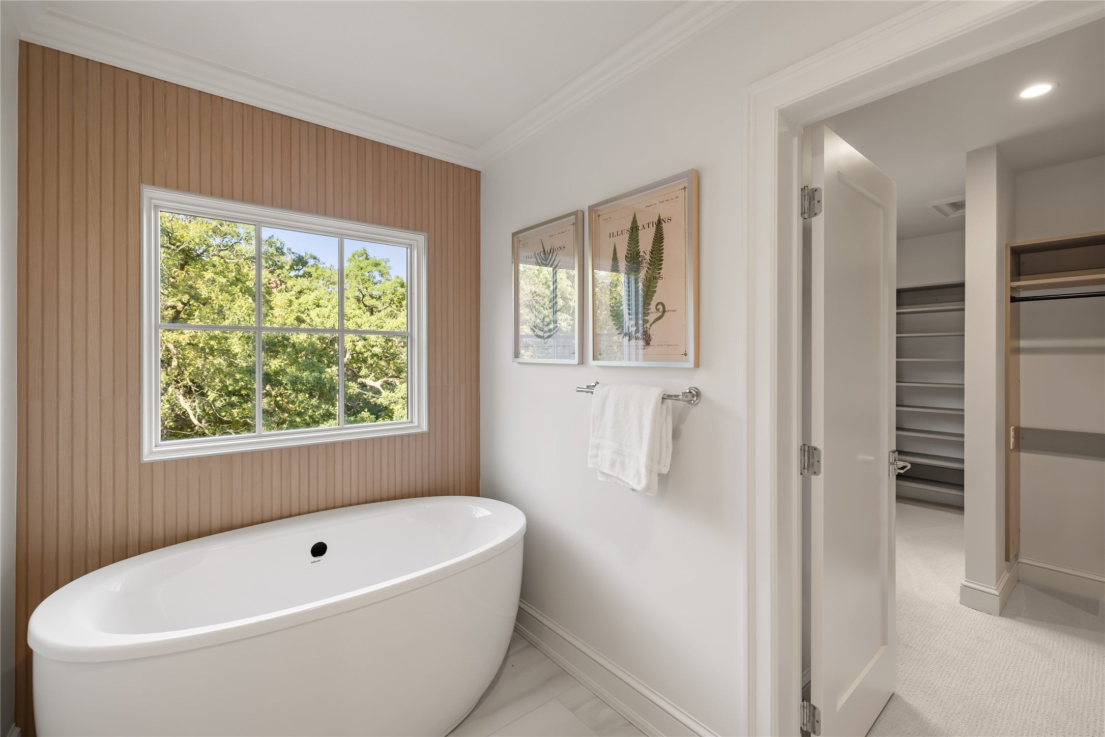 Des Moines, Iowa, 50312, United States, 5 Bedrooms Bedrooms, ,6 BathroomsBathrooms,Residential,Active,1963392