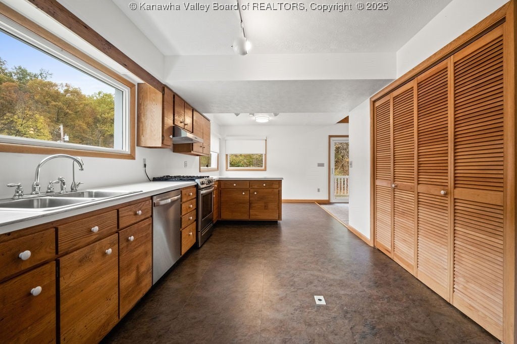 Culloden, West Virginia, 25510, United States, 3 Bedrooms Bedrooms, ,4 BathroomsBathrooms,Residential,Active,1972176