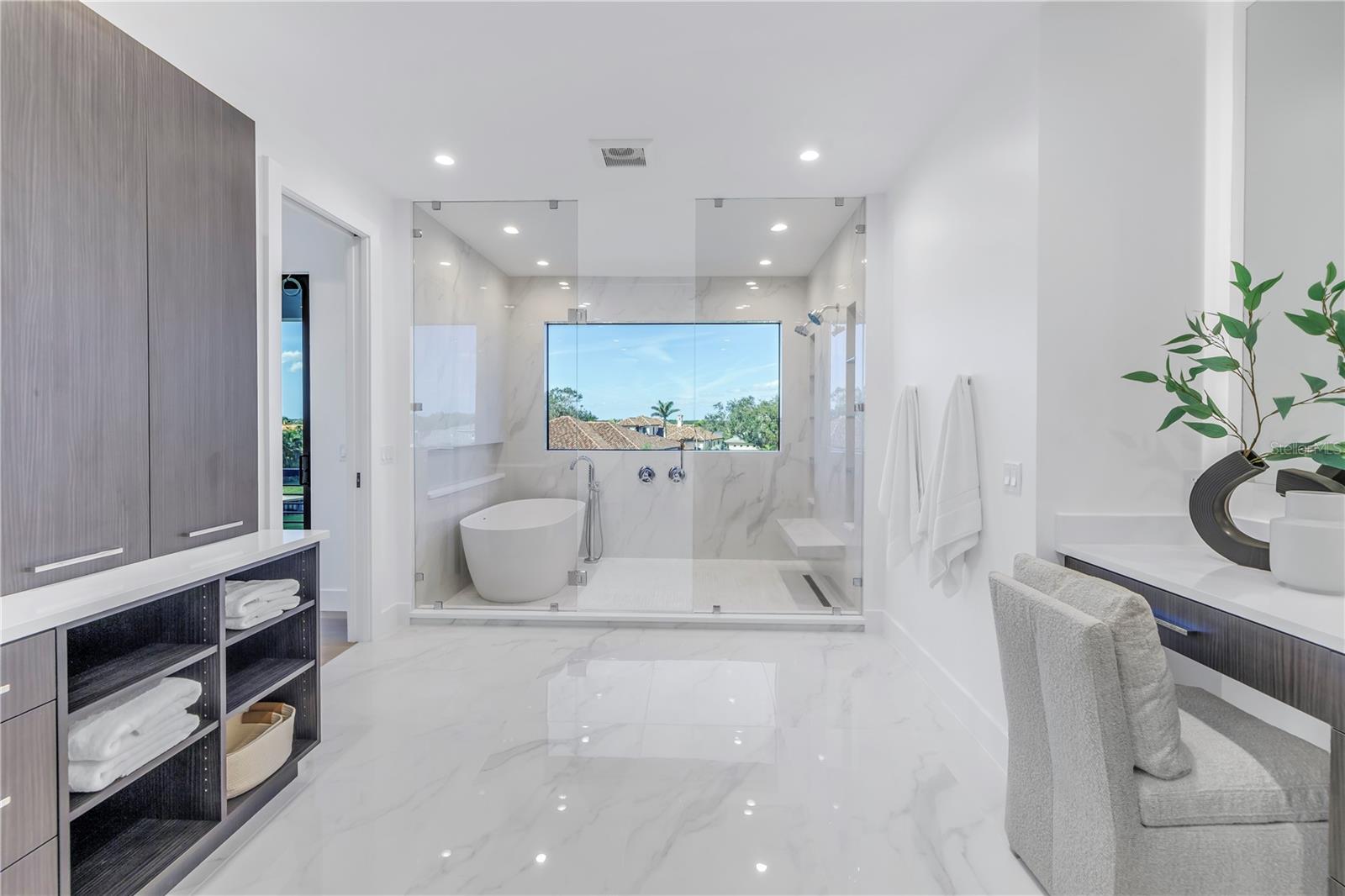 St Petersburg, Florida, 33703, United States, 5 Bedrooms Bedrooms, ,6 BathroomsBathrooms,Residential,Active,1703441