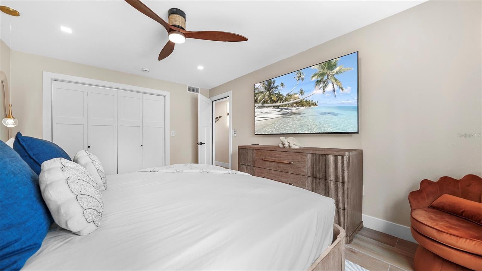 Holmes Beach, Florida, 34217, United States, 1 Bedroom Bedrooms, ,1 BathroomBathrooms,Residential,Active,1971768