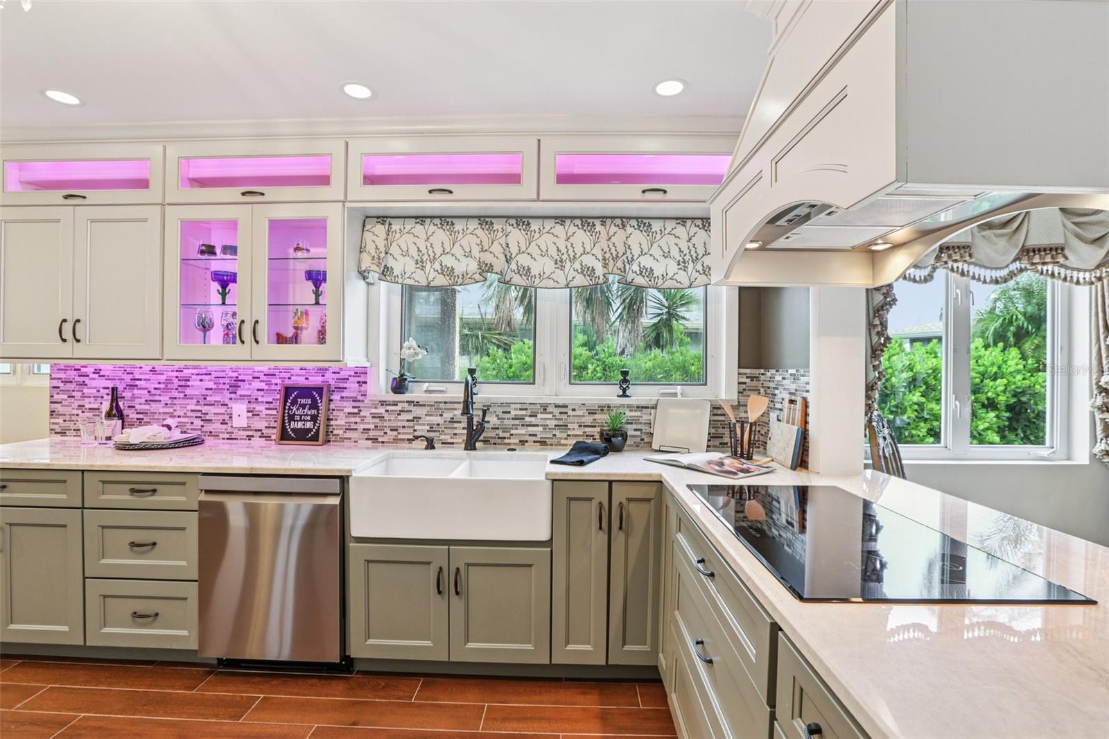 St Petersburg, Florida, 33705, United States, 4 Bedrooms Bedrooms, ,4 BathroomsBathrooms,Residential,Active,1927682