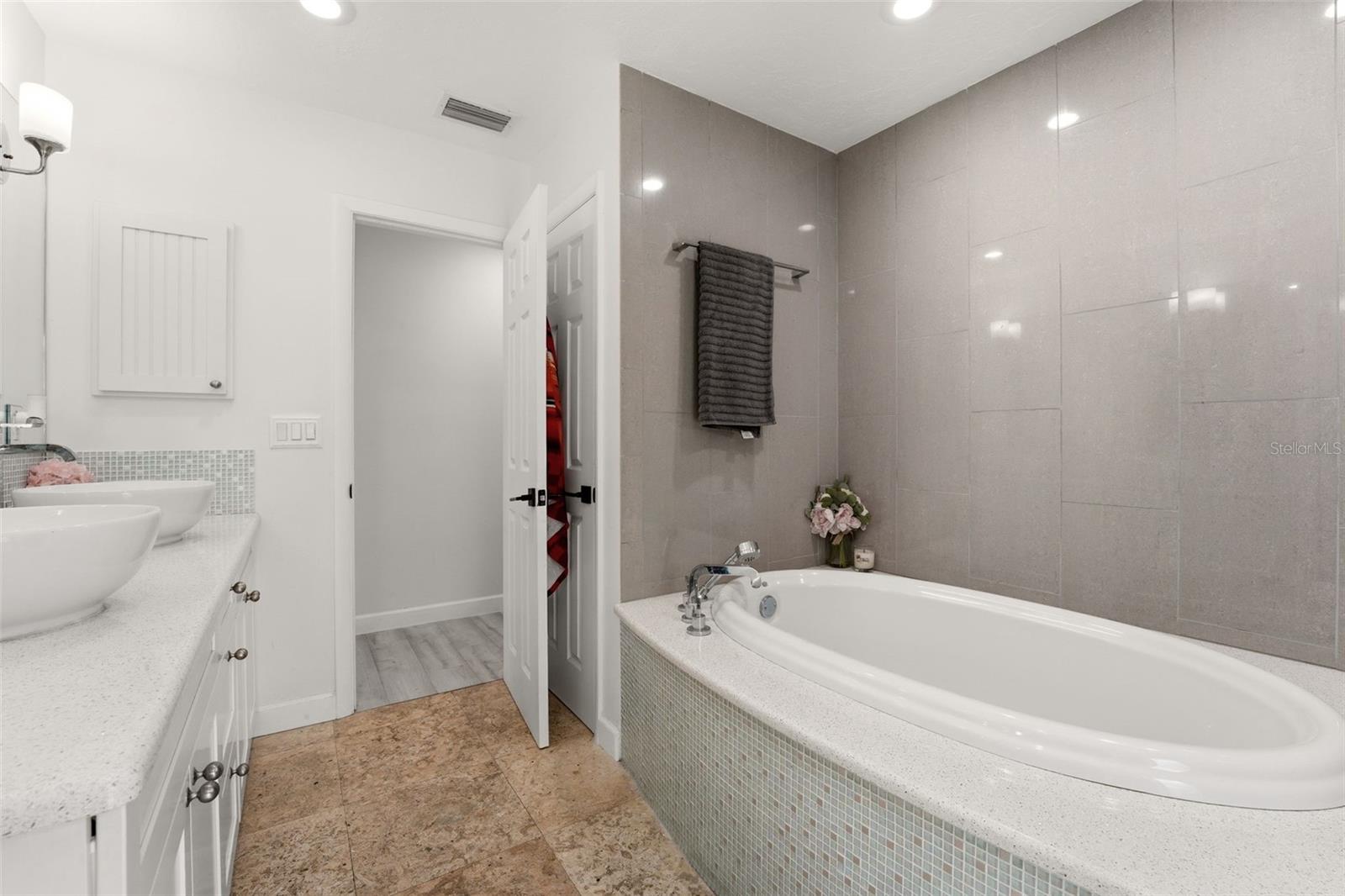 Sarasota, Florida, 34242, United States, 5 Bedrooms Bedrooms, ,4 BathroomsBathrooms,Residential,Active,2045533