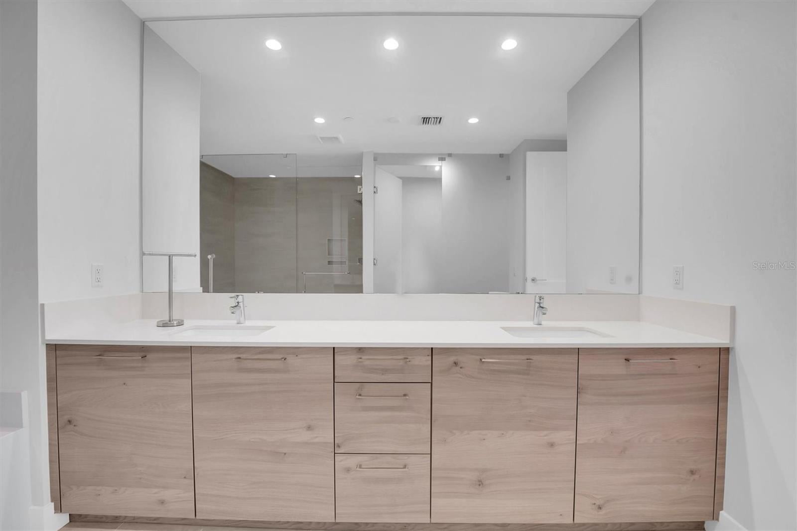 St Petersburg, Florida, 33701, United States, 3 Bedrooms Bedrooms, ,4 BathroomsBathrooms,Residential,Active,1965814