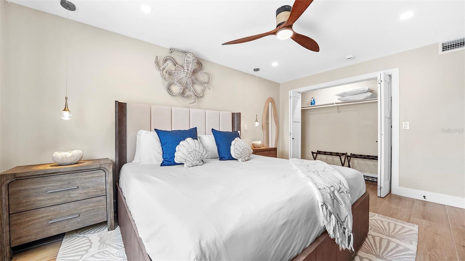 Holmes Beach, Florida, 34217, United States, 1 Bedroom Bedrooms, ,1 BathroomBathrooms,Residential,Active,1971768