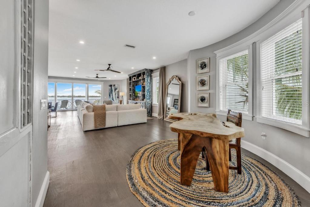 Bradenton Beach, Florida, 34217, United States, 5 Bedrooms Bedrooms, ,6 BathroomsBathrooms,Residential,Active,1908168