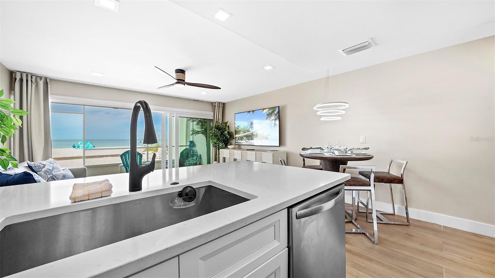 Holmes Beach, Florida, 34217, United States, 1 Bedroom Bedrooms, ,1 BathroomBathrooms,Residential,Active,1971768