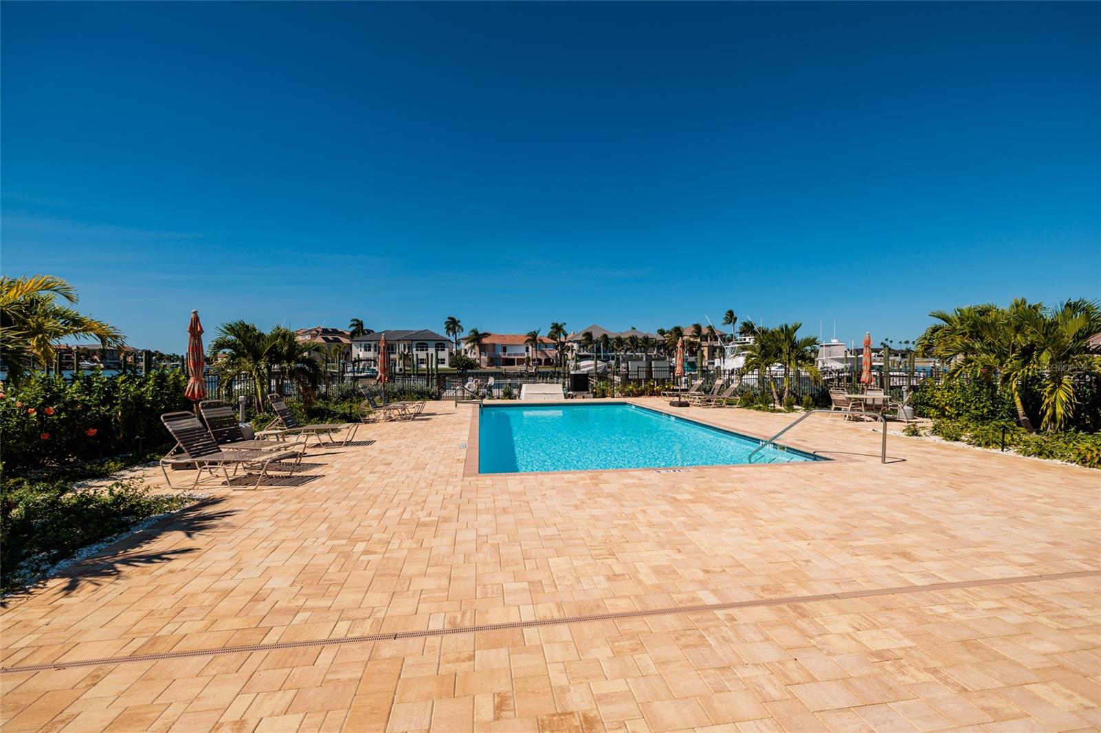 St Petersburg, Florida, 33707, United States, 4 Bedrooms Bedrooms, ,5 BathroomsBathrooms,Residential,Active,1985578