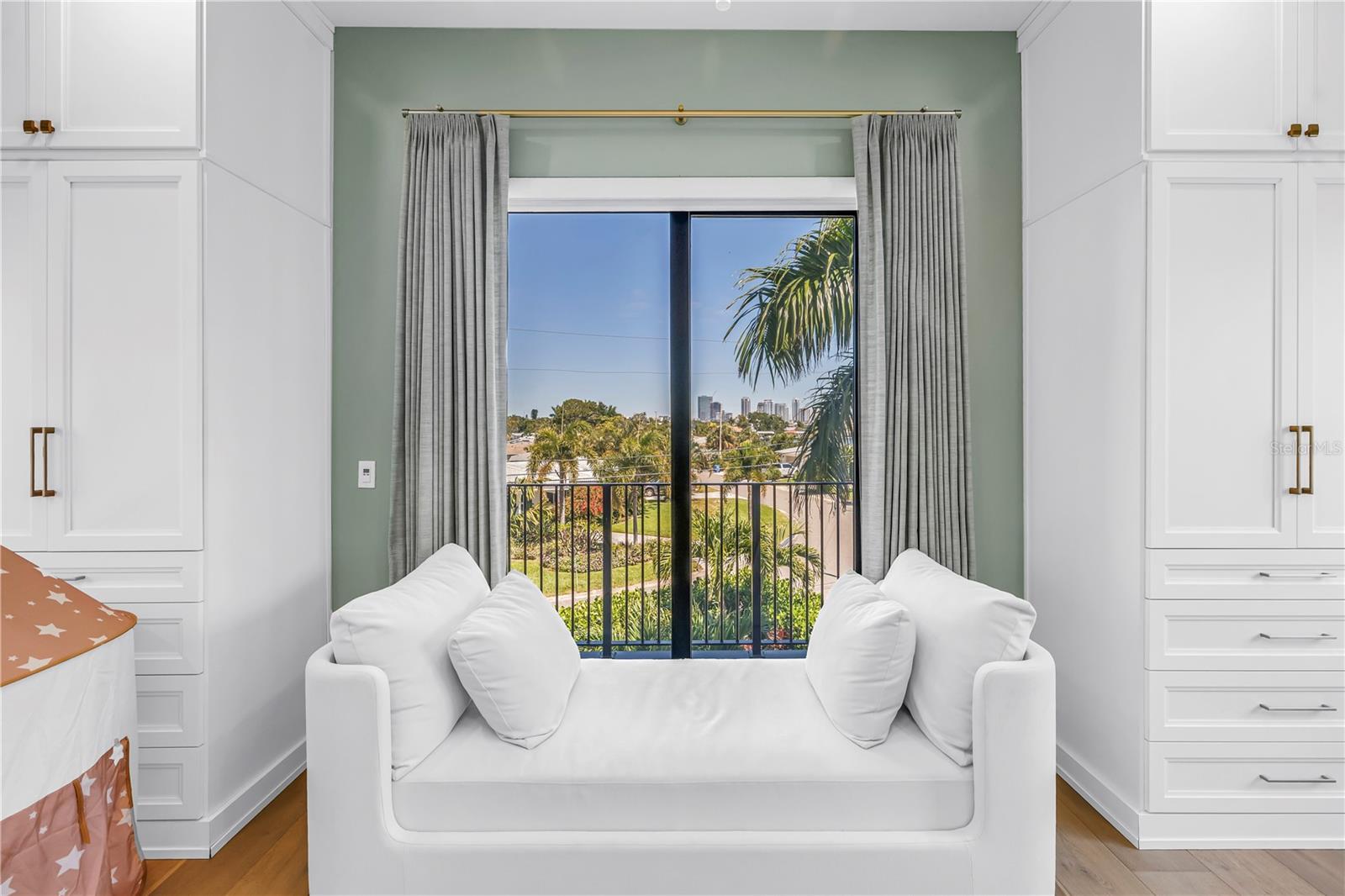 St Petersburg, Florida, 33705, United States, 5 Bedrooms Bedrooms, ,4 BathroomsBathrooms,Residential,Pending,2045504