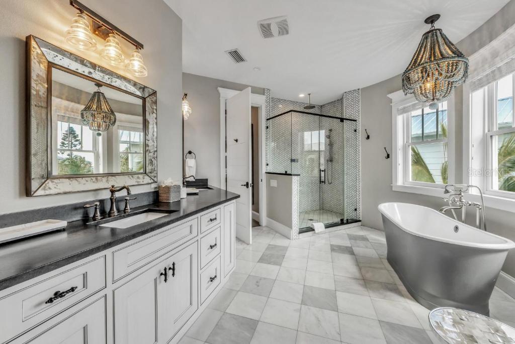 Bradenton Beach, Florida, 34217, United States, 5 Bedrooms Bedrooms, ,6 BathroomsBathrooms,Residential,Active,1908168