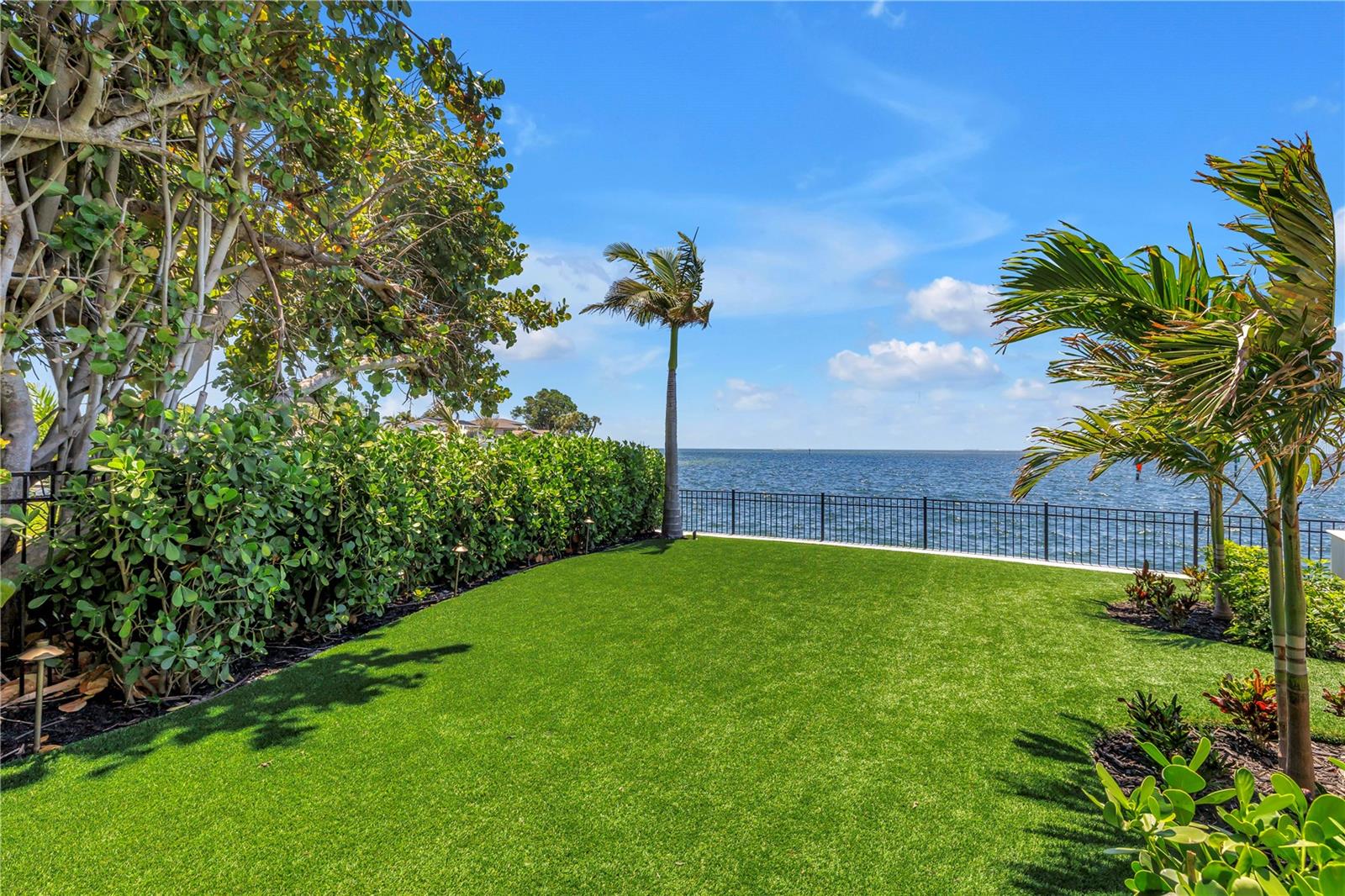 St Petersburg, Florida, 33705, United States, 5 Bedrooms Bedrooms, ,4 BathroomsBathrooms,Residential,Pending,2045504