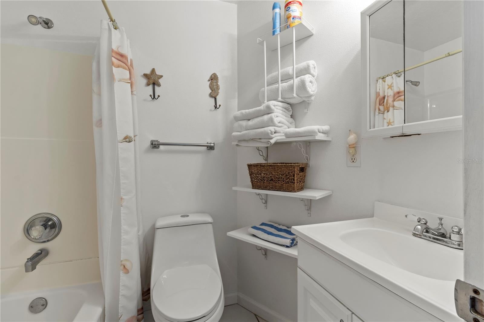 Holmes Beach, Florida, 34217, United States, 5 Bedrooms Bedrooms, ,3 BathroomsBathrooms,Residential,Active,1972187