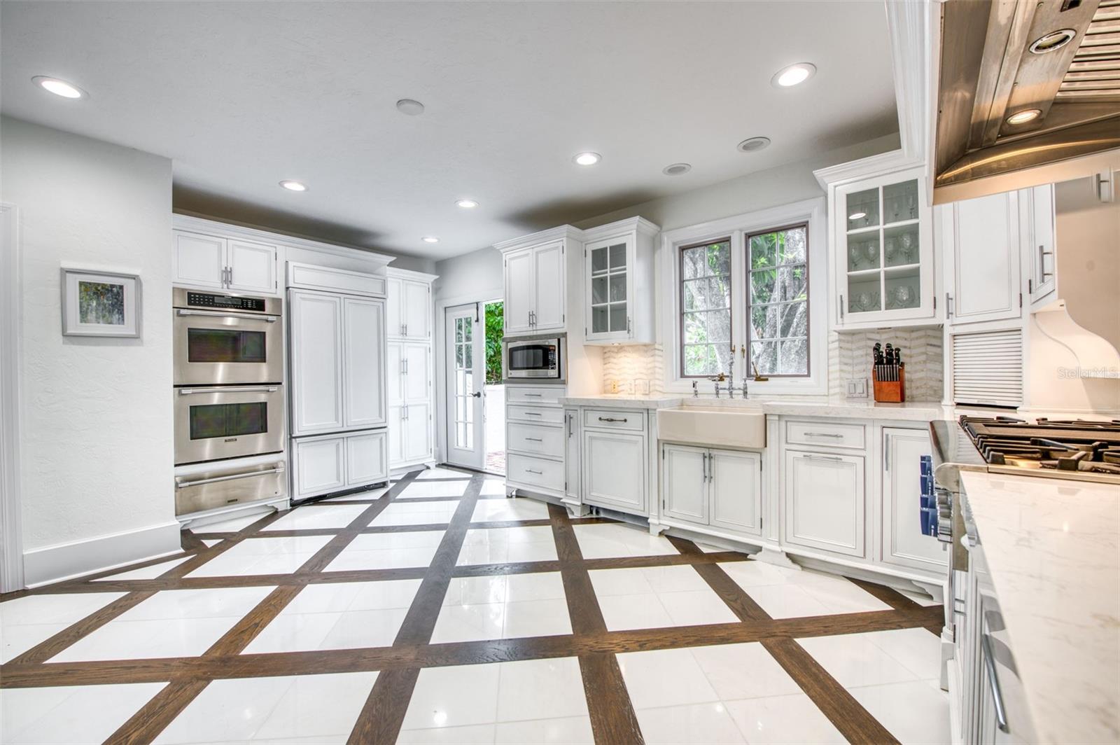 Sarasota, Florida, 34236, United States, 4 Bedrooms Bedrooms, ,4 BathroomsBathrooms,Residential,Active,2045025