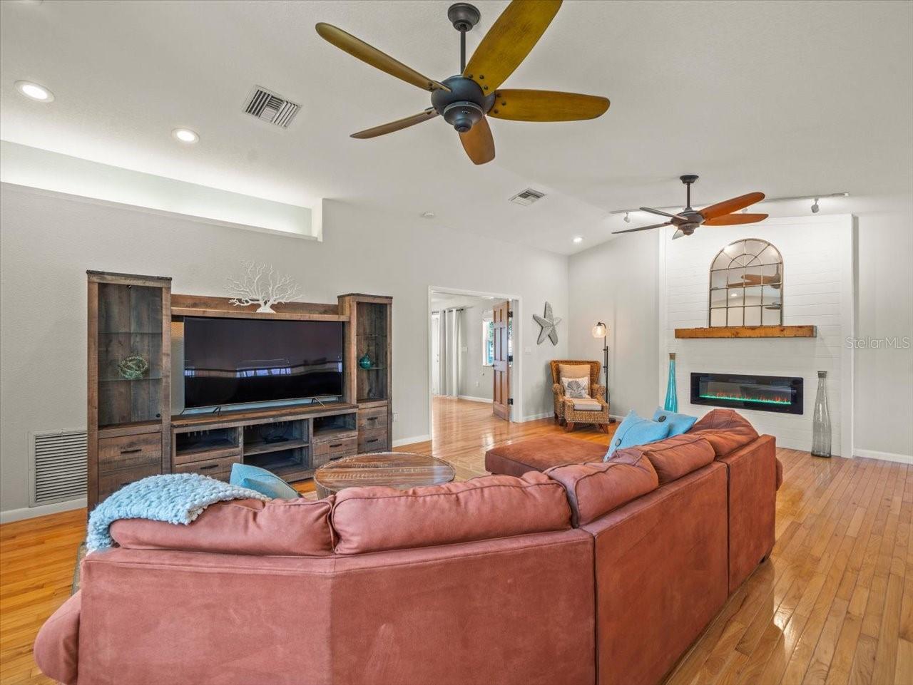 Redington Beach, Florida, 33708, United States, 3 Bedrooms Bedrooms, ,4 BathroomsBathrooms,Residential,Active,1936157