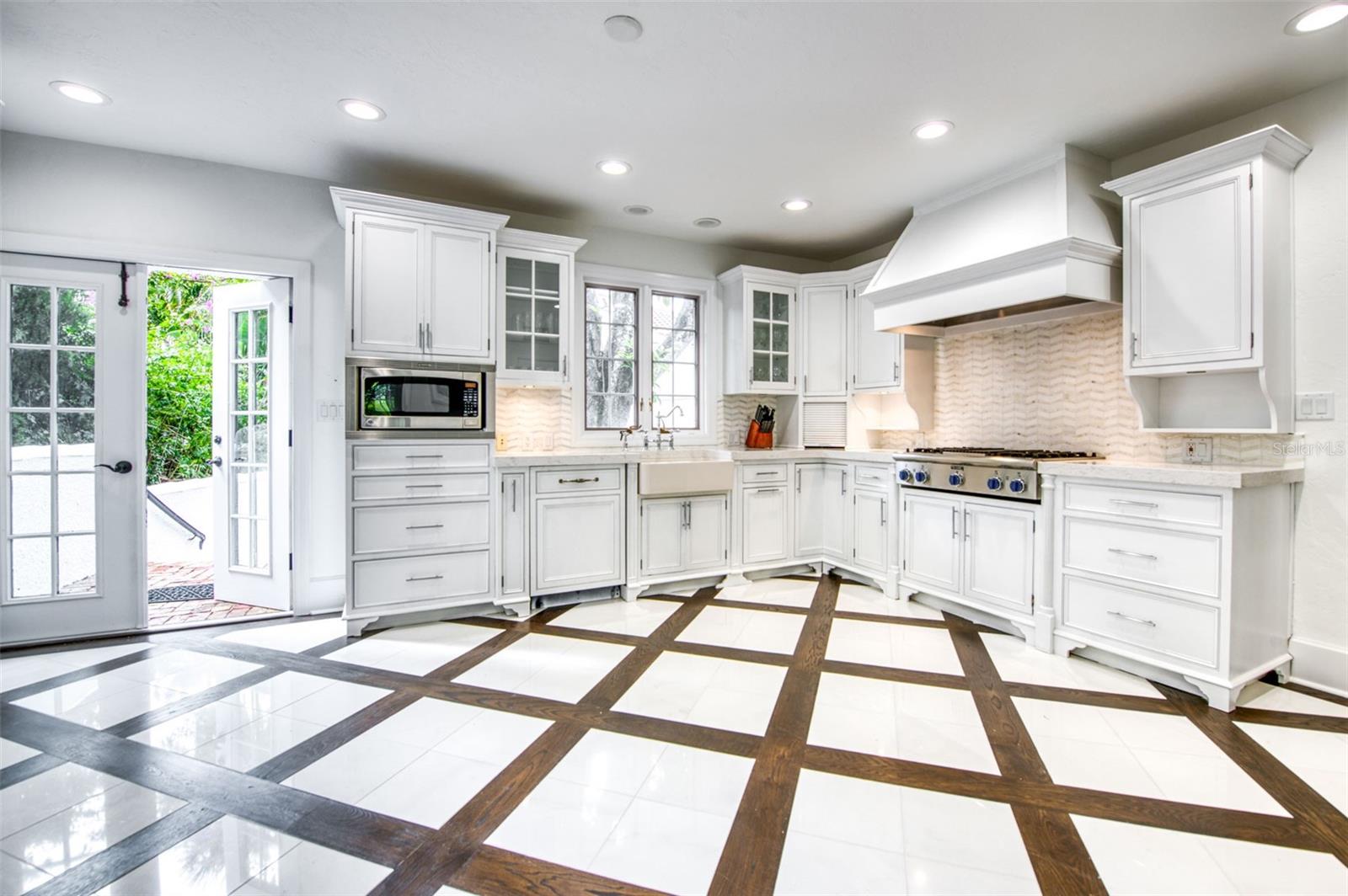 Sarasota, Florida, 34236, United States, 4 Bedrooms Bedrooms, ,4 BathroomsBathrooms,Residential,Active,2045025